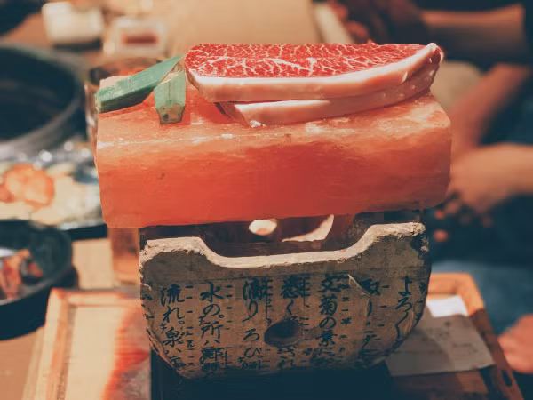 Mới chỉ nhìn đường vân mỡ "kiệt tác" của bò Wagyu thôi là đã biết món thịt ngon thế nào rồi
