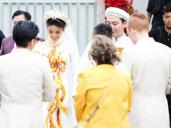 Siêu mẫu Lan Khuê rạng rỡ cùng bạn trai đại gia tổ chức lễ ăn hỏi vào sáng nay