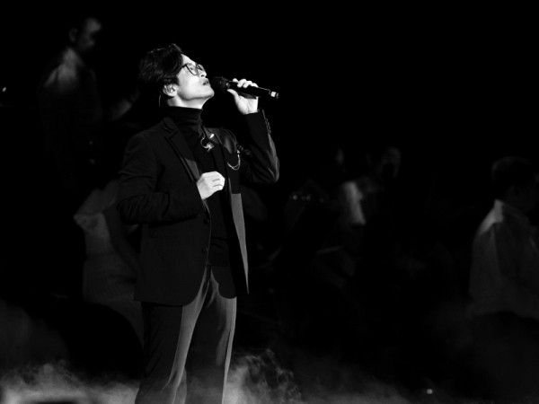 Khán giả thổn thức với ca khúc "Nước Ngoài" tái hiện đong đầy cảm xúc trong show của Hà Anh Tuấn