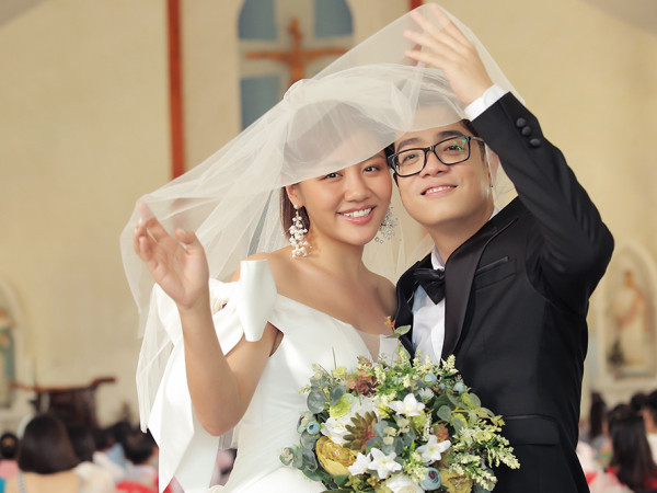 Bùi Anh Tuấn lại hoá chú rể, sánh đôi ngọt ngào bên cạnh Văn Mai Hương