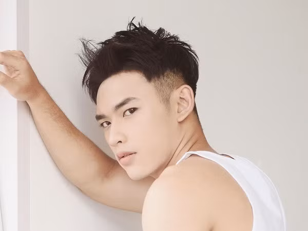 Hot boy Dương Minh Tuấn gây chú ý với bộ ảnh "mặt học sinh, thân hình phụ huynh"