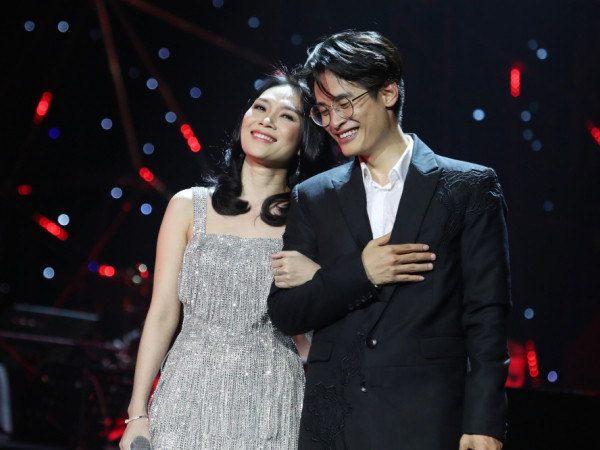 Hà Anh Tuấn ngẫu hứng làm vũ công phụ hoạ cho Mỹ Tâm trong show của mình