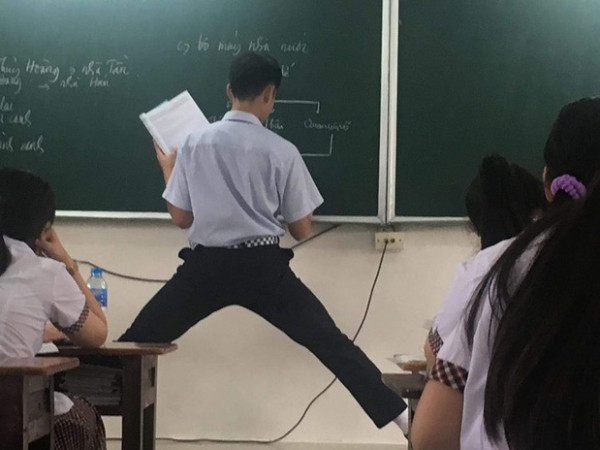 Sở hữu chiều cao vượt trội, nam sinh đành phải xoạc chân khi làm bài trên bảng