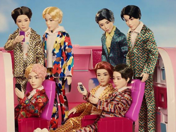 Đến Jin cũng phải hốt hoảng trước bộ búp bê MattelxBTS vì chẳng giống chút nào