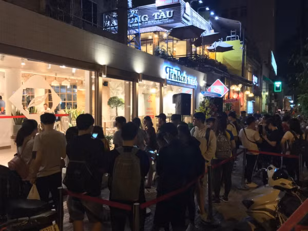 Nhiều bạn trẻ Sài Gòn kiên nhẫn xếp hàng 3 tiếng đồng hồ để được nhận ly trà sữa miễn phí 