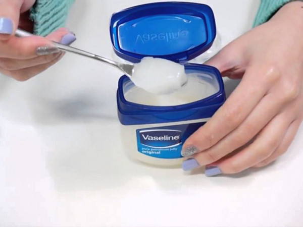 13 công dụng làm đẹp "thần thánh" từ vaseline bạn cần phải biết