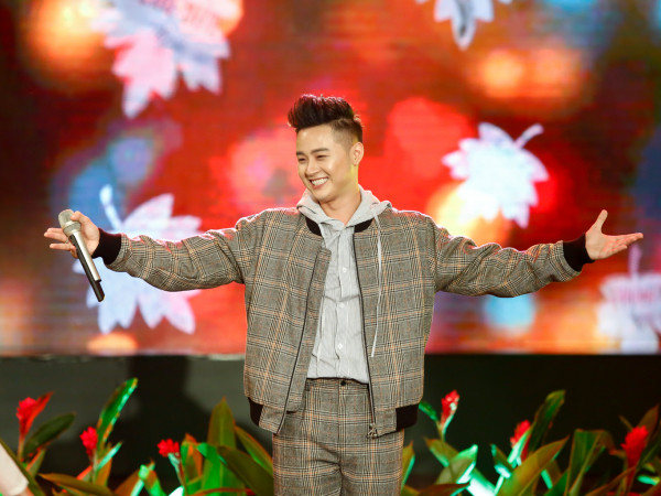 Thanh Duy trở lại tuổi học trò, dẫn chuyện cùng MC Quỳnh Hương tại "Thay lời muốn nói"