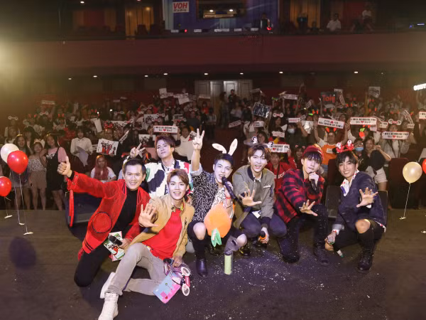 Uni5 bất ngờ “lột xác” đầy nữ tính trong fan meeting đầu tiên