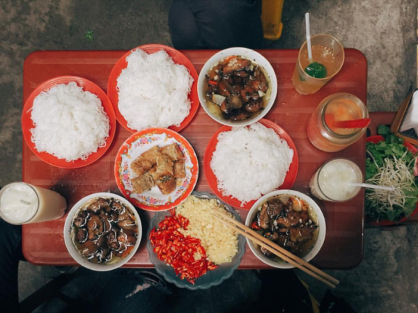 Trưa nay "măm" gì: Combo bún chả nem và sữa đậu “chất lừ” chỉ với 50 ngàn đồng!