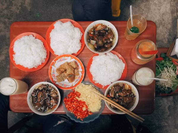 Trưa nay "măm" gì: Combo bún chả nem và sữa đậu “chất lừ” chỉ với 50 ngàn đồng!