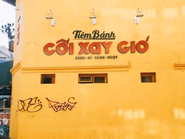 Đà Lạt: Bức tường "sống ảo" tiệm bánh Cối xay gió lại bị vẽ bậy lần thứ hai