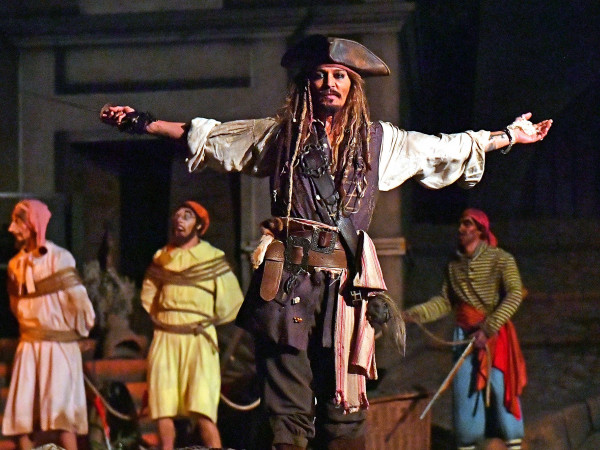 Đoạn clip sau sẽ đập tan mọi nghi vấn "cướp biển lém lỉnh Johnny Depp đã hết thời"