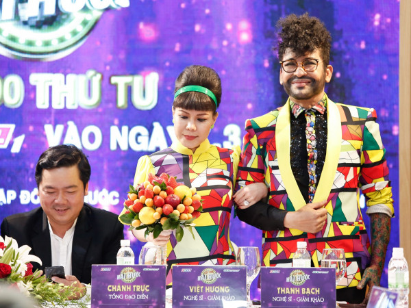 Việt Hương làm giám khảo của "Cặp Đôi Hài Hước" cạnh Thanh Bạch, Việt Trinh, Lý Hùng