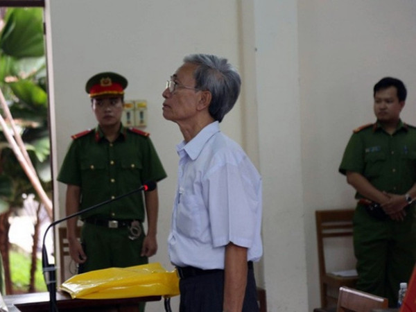 Vụ "yêu râu xanh" 78 tuổi: Yêu cầu xử lại, tạm đình chỉ chủ tọa phiên tòa