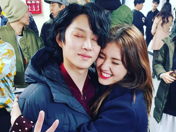 Chỉ có thể là Heechul, thân mật với rất nhiều cô gái mà không hề dính tin đồn tình cảm
