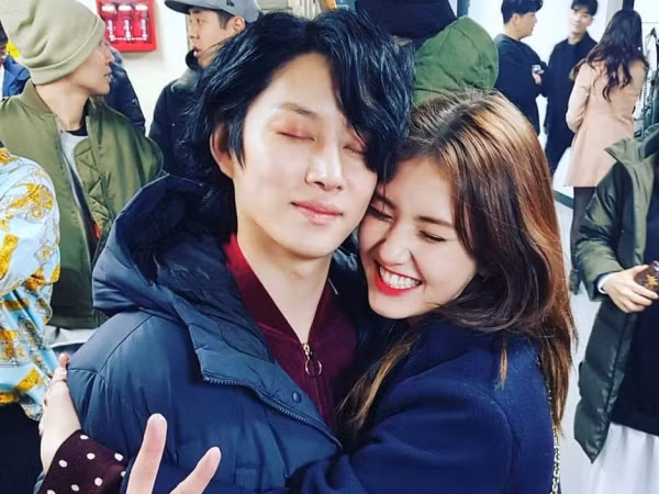 Chỉ có thể là Heechul, thân mật với rất nhiều cô gái mà không hề dính tin đồn tình cảm