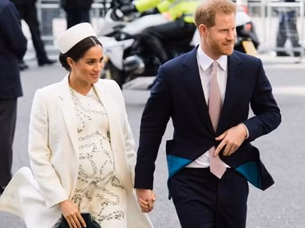 Công nương Meghan Markle hạ sinh bé trai cho Hoàng tử Harry