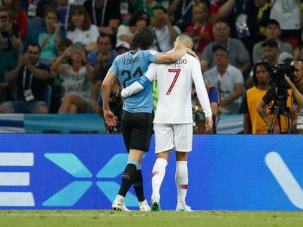 Ronaldo nuôi râu như Messi, Bồ Đào Nha theo chân Argentina về nước