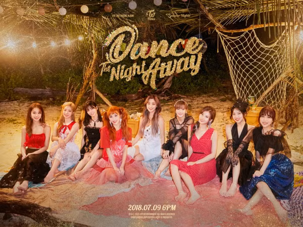 TWICE xinh đẹp, lộng lẫy với màu tóc rực rỡ, sẵn sàng cho "bản hit mùa Hè"