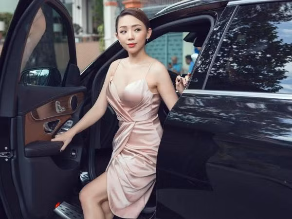 Ống nhòm showbiz: Tóc Tiên, Angela Phương Trinh sang trọng, Kim Tuyến "lạc quẻ"