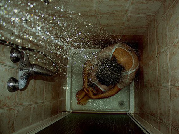 Khoa học: Người càng tắm lâu thì càng… cô đơn!