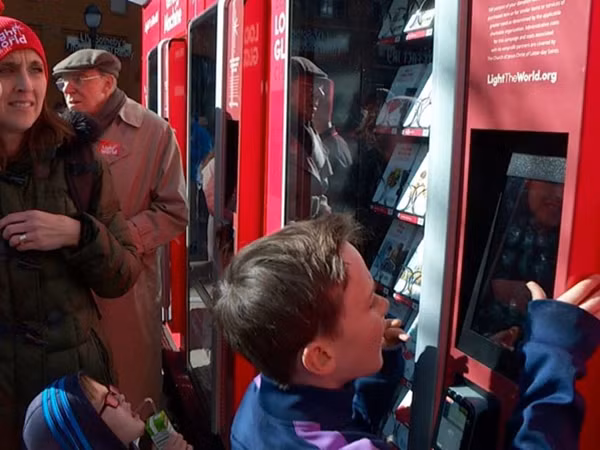 “Những chiếc máy trao tặng” khiến mọi người làm việc tốt dễ như mua kẹo