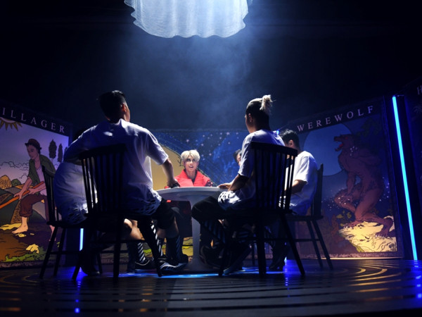 Tóc Tiên nhuộm tóc trắng đầy lạ lẫm, đến chúc mừng học trò Avin Lu ra MV đầu tay