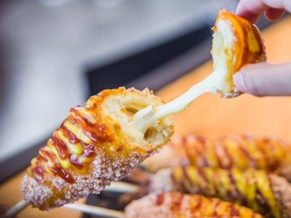 Trời mưa lạnh rủ nhau đi ăn xúc xích chuẩn vị Hàn Quốc nóng hổi vừa thổi vừa ăn