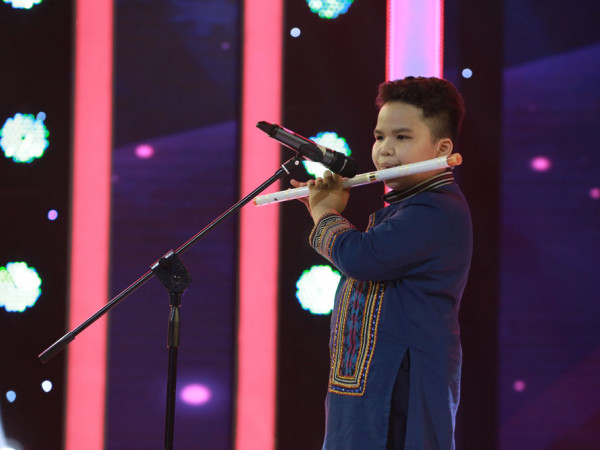 Trấn Thành sốc khi chứng kiến tài năng nhí 8 tuổi thổi được hơn 10 loại sáo khác nhau