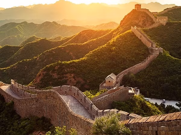 Hai thanh niên suýt chết vì trộm gạch Vạn Lý Trường Thành để... lấy may