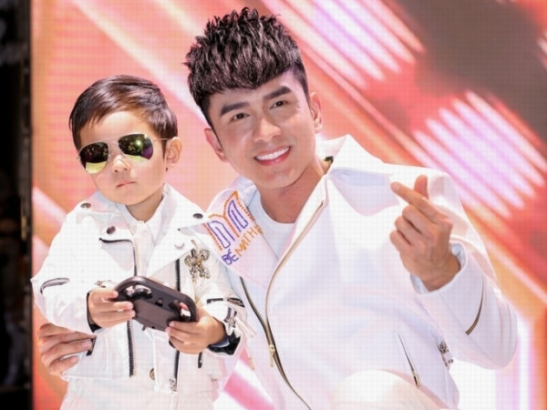 Đan Trường gây bất ngờ khi trình diễn thời trang, cùng con trai làm "vơ-đét" sàn catwalk