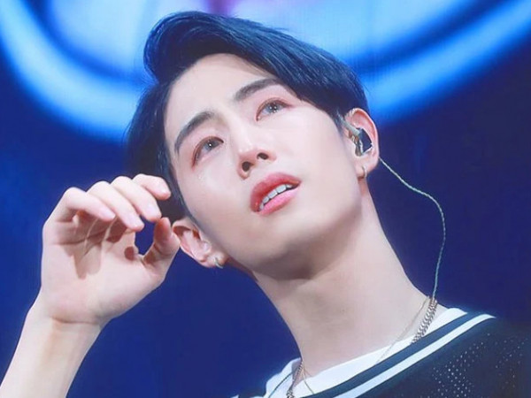 Bà mất nhưng chưa thể về chịu tang, Mark (GOT7) bật khóc trên sân khấu