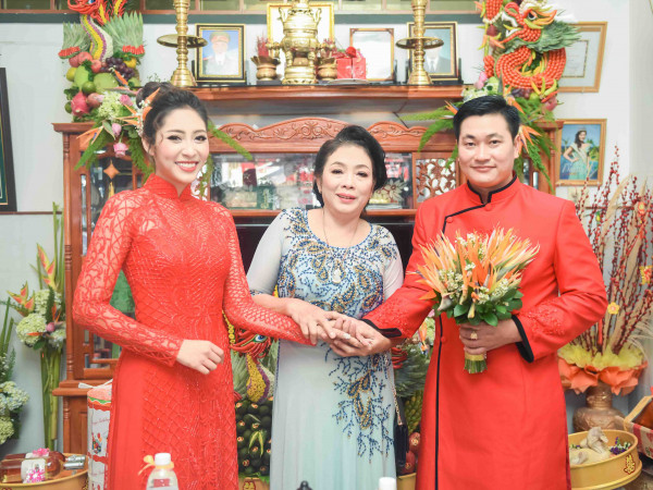 Hoa hậu Đại dương Đặng Thu Thảo diện áo dài đỏ rực trong ngày Lễ Đính Hôn