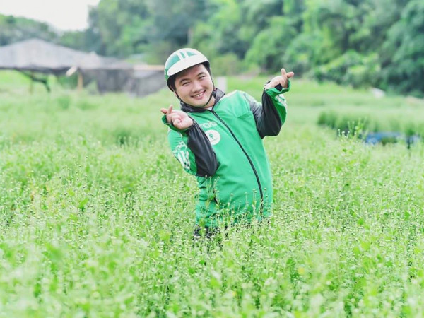 Chiêm ngưỡng bộ ảnh của anh tài xế tạo dáng cực duyên bên cúc họa mi