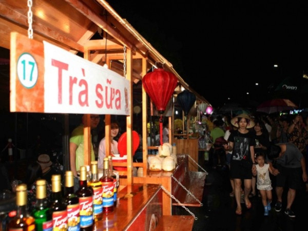 Khám phá 15 gian hàng ẩm thực tại phố đi bộ mới của Hà Nội