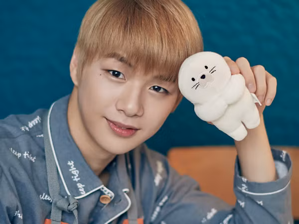 Người khác nhận quà vào dịp sinh nhật, riêng Kang Daniel lại tặng đi rất nhiều