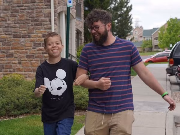 Biết học sinh bị bệnh mà không ai chăm sóc, thầy giáo nhận học sinh làm con nuôi