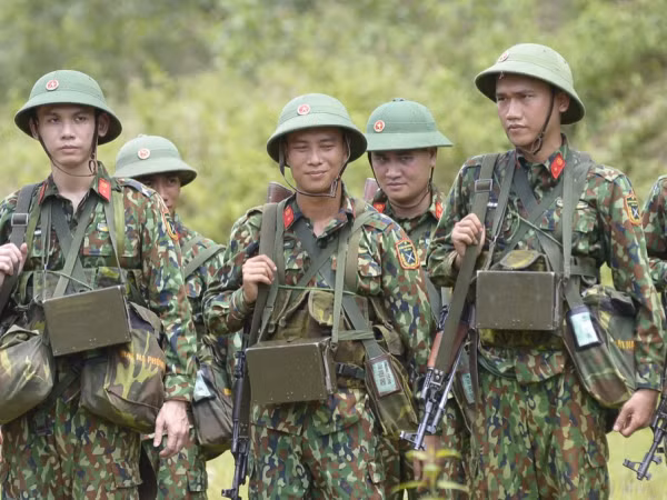 Xuân Nghị bất đắc dĩ thực hiện nhiệm vụ đẩy sao leo tường trong "Sao nhập ngũ"