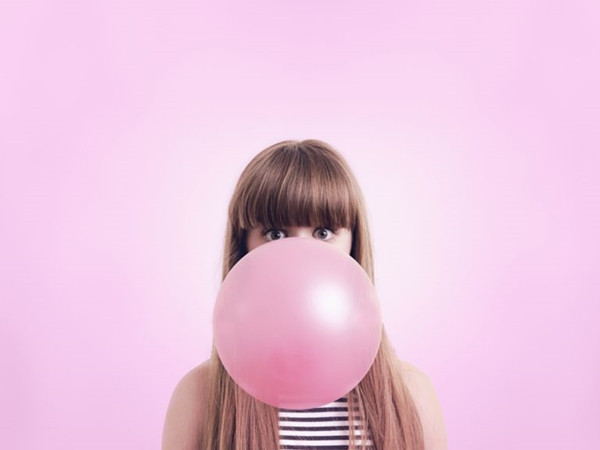 Hóa ra, trong kẹo cao su có những nguyên liệu dùng làm… túi nylon và hồ dán!