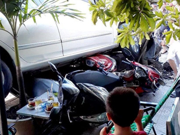 TP.HCM: Người phụ nữ lùi xe như "bay" ra đường, "cuốn" 4 xe máy trên vỉa hè