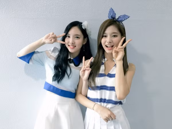 Nayeon (TWICE) đập tan tin đồn mâu thuẫn với Tzuyu chỉ nhờ trò camera ẩn