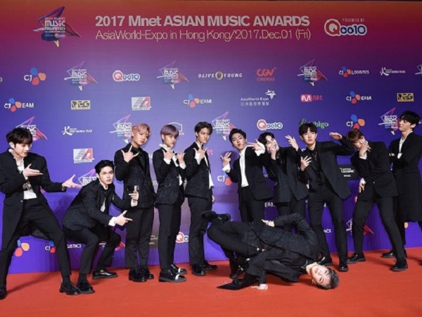 Kang Daniel (Wanna One) xấu hổ ngượng ngùng vô cùng sau màn tạo dáng ấn tượng tại MAMA Hồng Kông