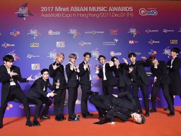 Kang Daniel (Wanna One) xấu hổ ngượng ngùng vô cùng sau màn tạo dáng ấn tượng tại MAMA Hồng Kông
