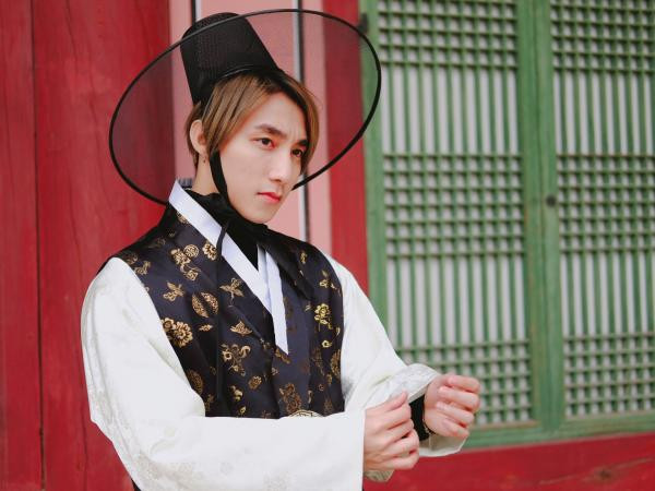 Fan thích thú với những hình ảnh “đại hiệp” Sơn Tùng M-TP "lạc trôi" giữa Hàn Quốc