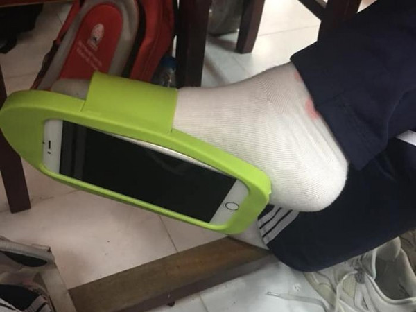 Bị cấm mang điện thoại, nam sinh nghĩ ra chiêu thức "qua mặt" giáo viên khiến dân mạng bái phục