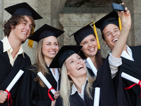 Lễ tốt nghiệp ĐH Oxford bị trì hoãn do nữ sinh... đi giày cao gót, không đi tất