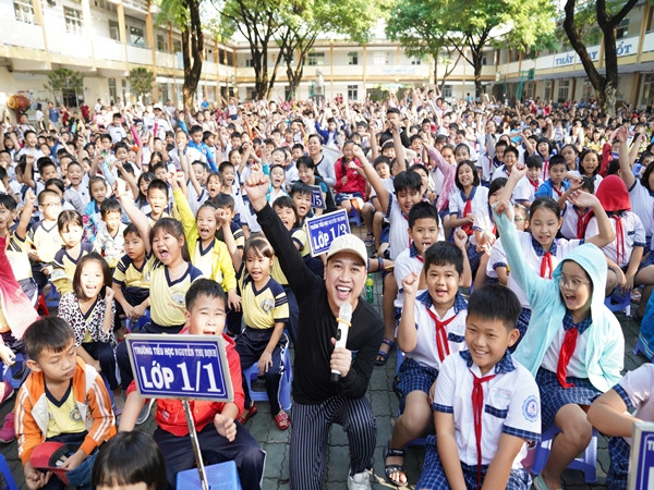 Don Nguyễn “quẩy tung nóc” cùng “thần dân” trường Tiểu học Nguyễn Thị Định 