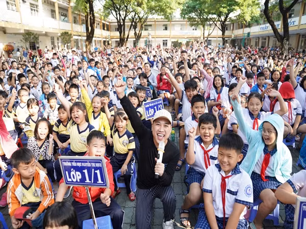 Don Nguyễn “quẩy tung nóc” cùng “thần dân” trường Tiểu học Nguyễn Thị Định 