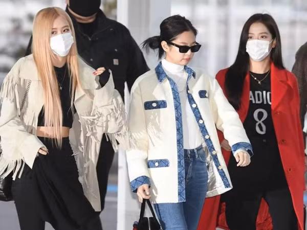 Hàn Quốc đang bùng phát dịch bệnh Covid 19 thì Jennie lại vô tư như thế này