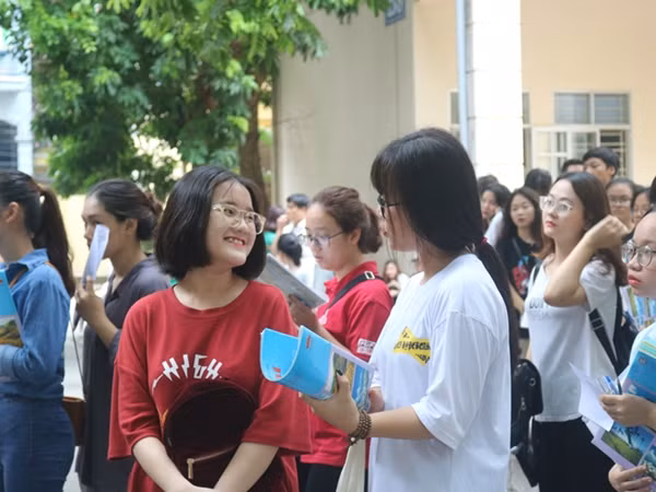 HV Báo chí & Tuyên truyền thi năng khiếu, teen đánh giá: "Như đề thi khối C"